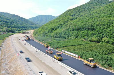 本桓高速公路十工區項目全面啟動瀝青路面施工，路橋附屬工程建筑勞務分包工作同步推進